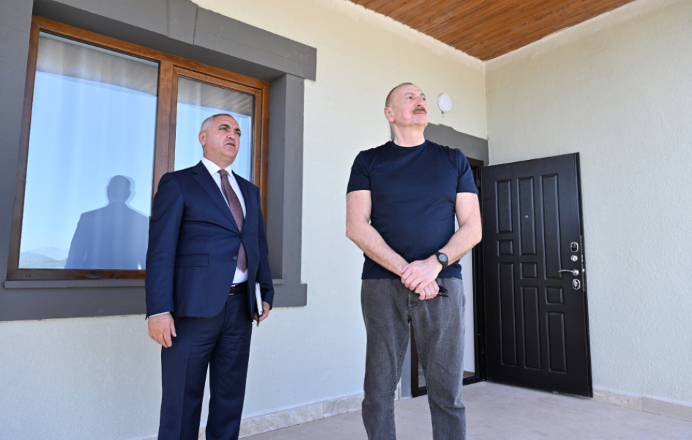 Prezident İlham Əliyev Xocalıda hərbi qulluqçular üçün nəzərdə tutulan fərdi evlərdə yaradılmış şəraitlə tanış olub