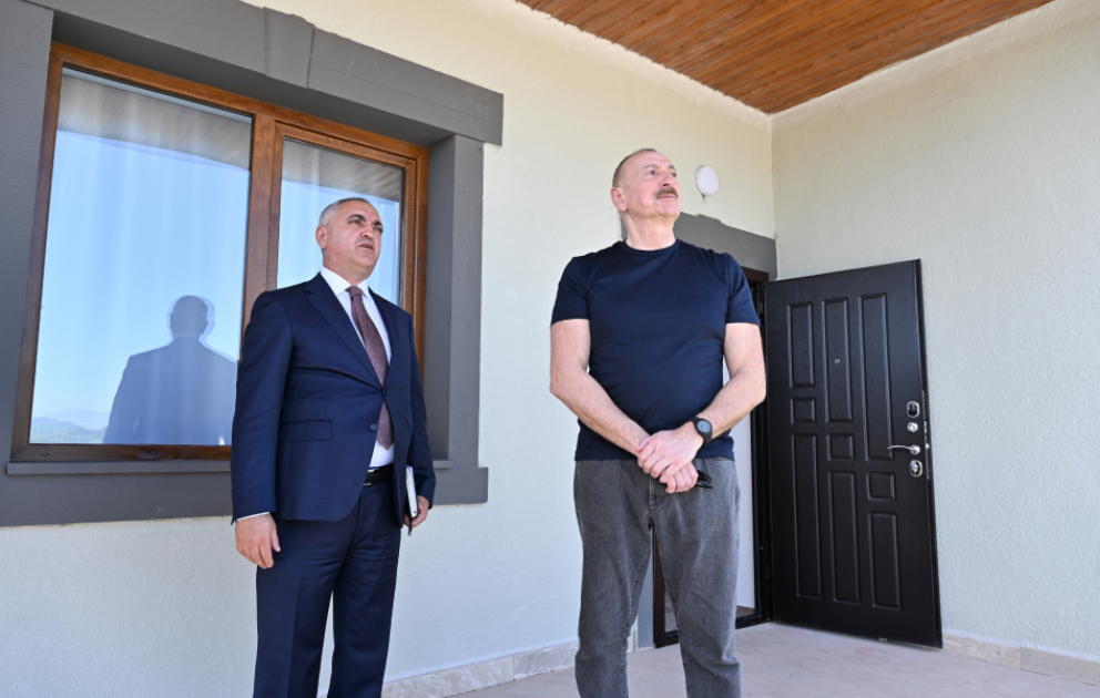 Khodjaly: Ilham Aliyev se familiarise avec les conditions créées dans les logements privés destinés au personnel militaire