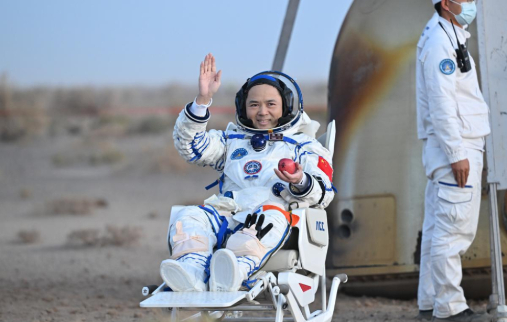 Çinin “Şencou-21” missiyasının astronavtları Yerə qayıdıblar