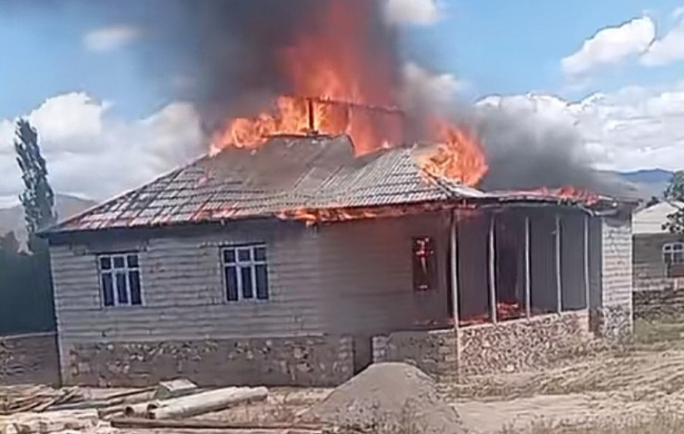 Şərurda yarımtikili evdə yanğın olub