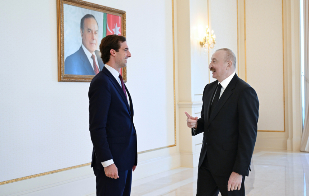 Prezident İlham Əliyev ABŞ Dövlət katibinin köməkçisinə Prezident Donald Tramp tərəfindən təqdim edilmiş xatirə hədiyyəsini göstərib