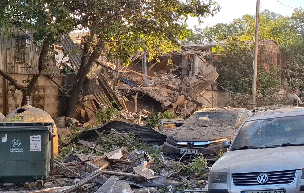Kiyevə hava zərbələri zamanı yaşayış binaları dağılıb – AZƏRTAC-ın hadisə yerindən REPORTAJI