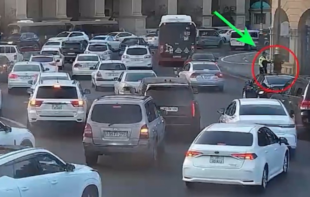 Yol polisi skuter sürən şəxsi qəzadan xilas edib