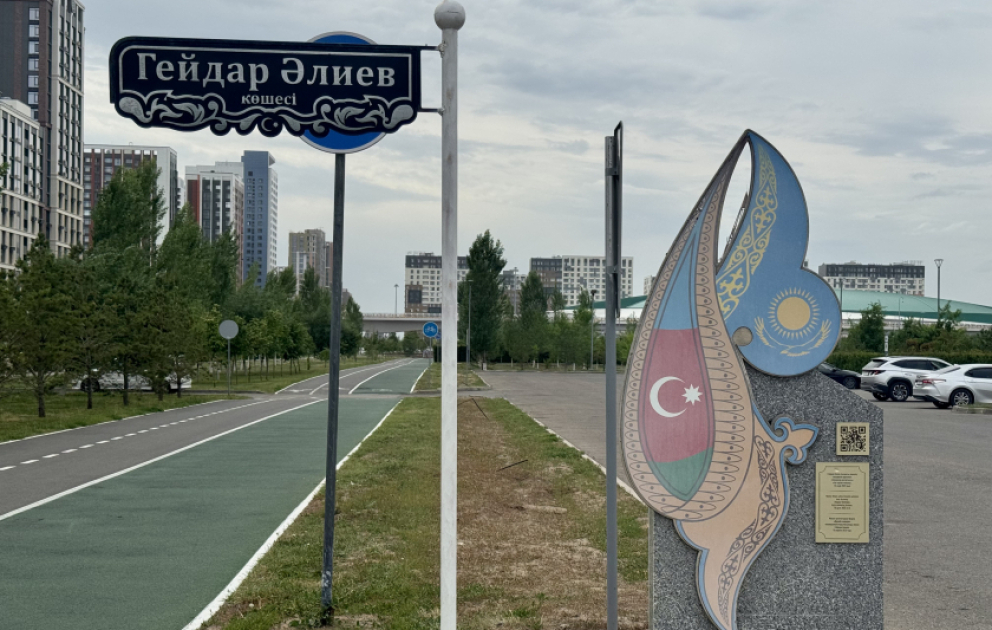Astanadakı xatirə lövhəsi Qazaxıstan-Azərbaycan dostluğunu xatırladır