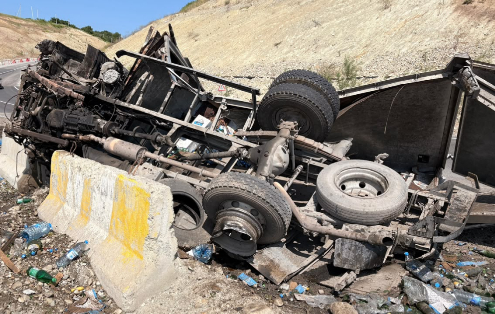 Ağsuda yük avtomobili aşıb, xəsarət alanlar var