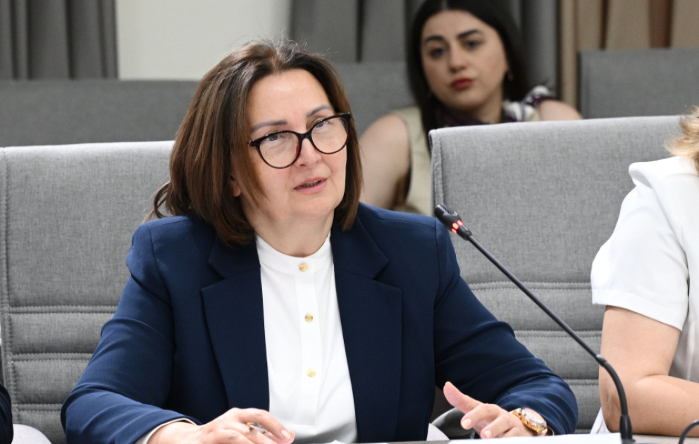 Məktəblərdə mobil telefonların qadağası ilə bağlı nəzarət mexanizmləri tətbiq edilir