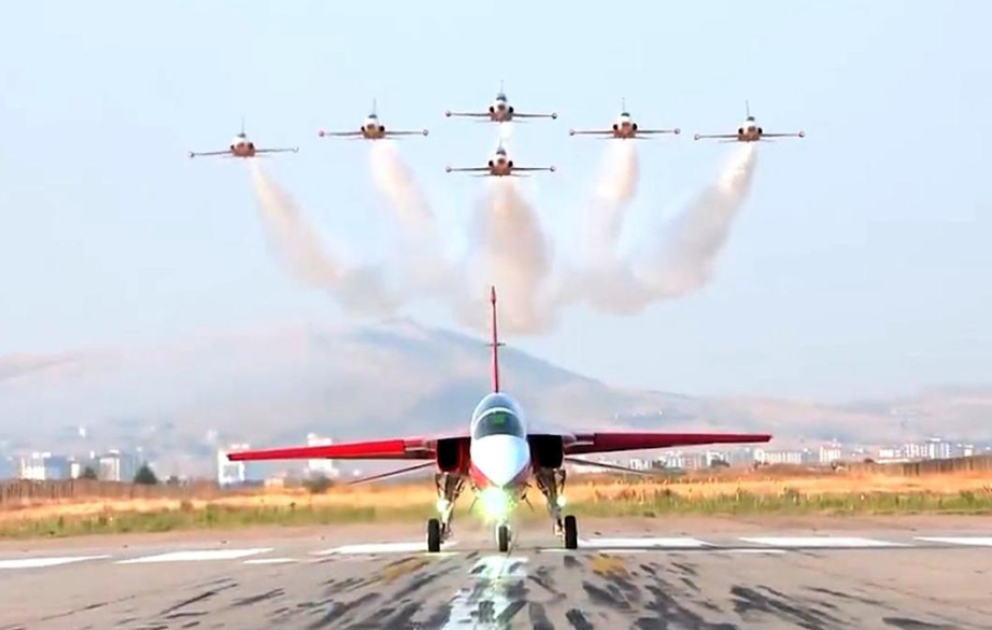 Türkiyənin “HÜRJET” reaktiv təlim təyyarələrinin Türk Ulduzları akrobatika komandası ilə qrup uçuşu həyata keçirilib