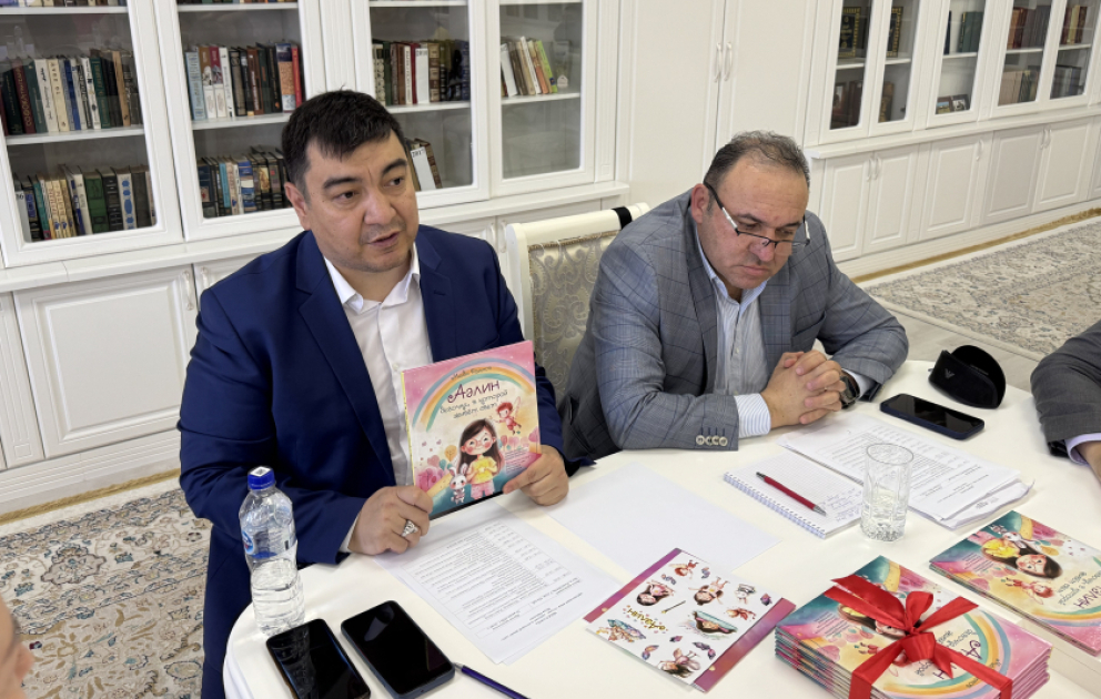 В Астане презентовали детскую книгу Мади Раимова «Аэлин – девочка, в которой живет свет»