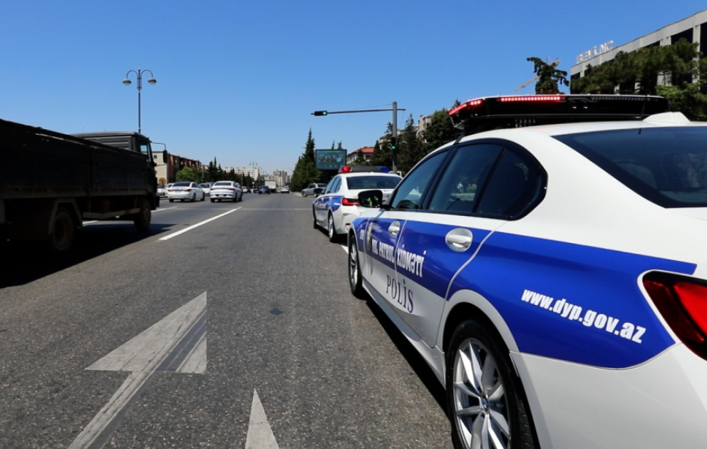 Yol polisi piyadaları maarifləndirir