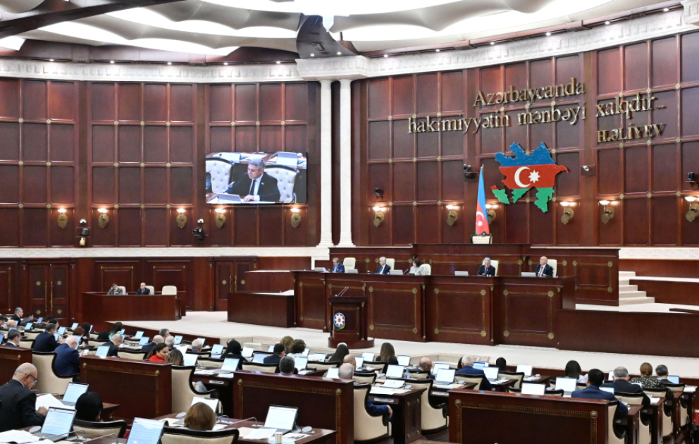 Dövlət qulluğu və media ilə bağlı qanun layihəsi ilk oxunuşda təsdiqlənib