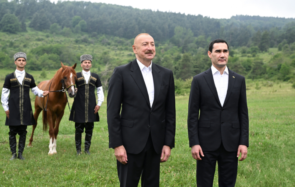 Präsident Ilham Aliyev schenkt Turkmenistans Präsident Serdar Berdimuhamedow Garabagh-Pferd