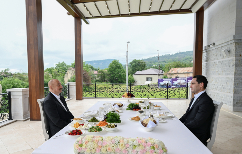 Präsidenten Aserbaidschans und Turkmenistans beim gemeinsamen Mittagessen in Schuscha