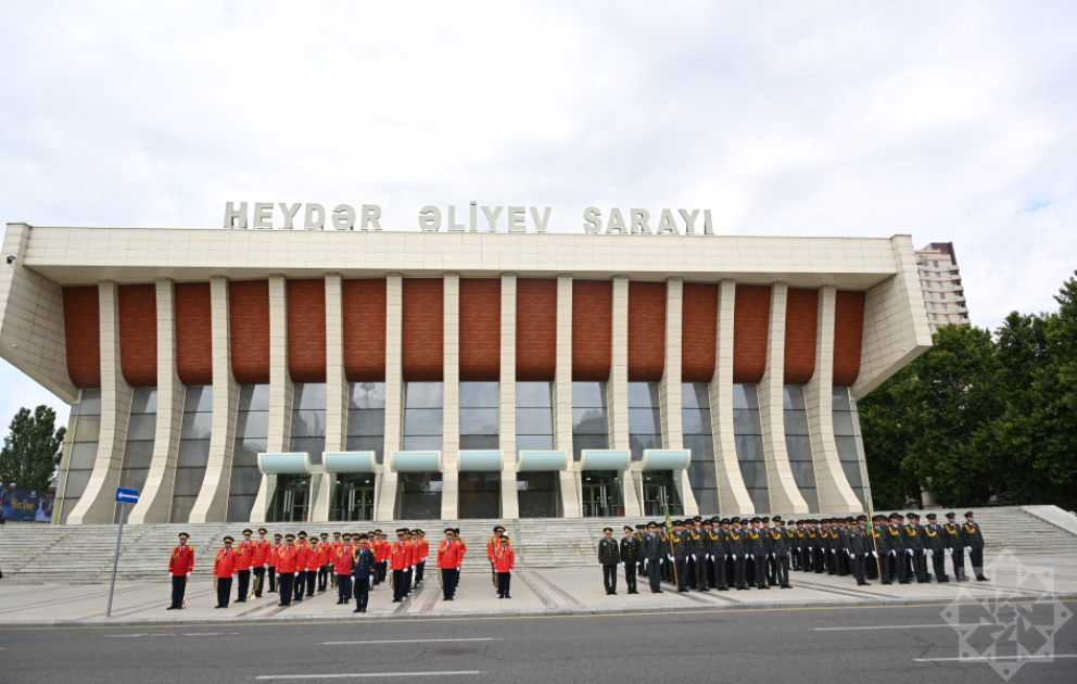 Paytaxtda hərbi orkestrlərin müşayiəti ilə yürüşlər keçirilib