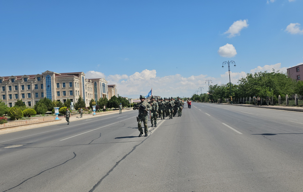 Naxçıvanda Silahlı Qüvvələr Günü münasibətilə hərbi yürüş olub