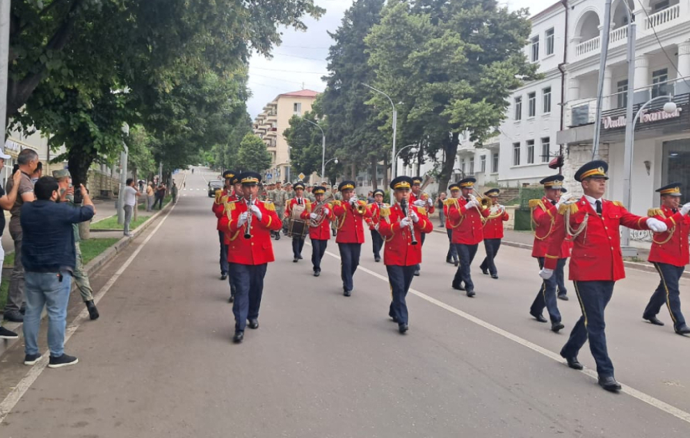 Un défilé militaire organisé à Khankendi à l’occasion de la Journée des Forces armées