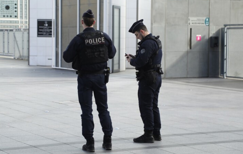Fransada polisin əlləri qandallı şəxsi vurması ilə bağlı görüntü yayılıb, araşdırma başlanılıb