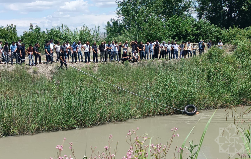 Göyçayda iki avtomobil toqquşdu, biri su kanalına düşdü