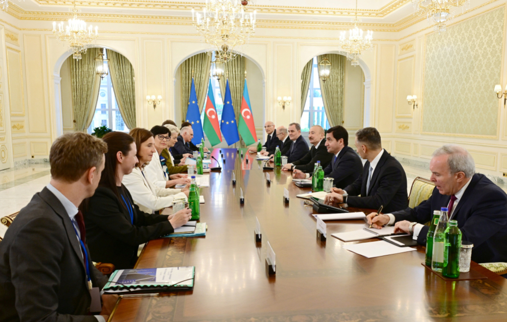 Präsident Ilham Aliyev und EU-Kommissionspräsidentin Ursula von der Leyen treffen sich im erweiterten Format