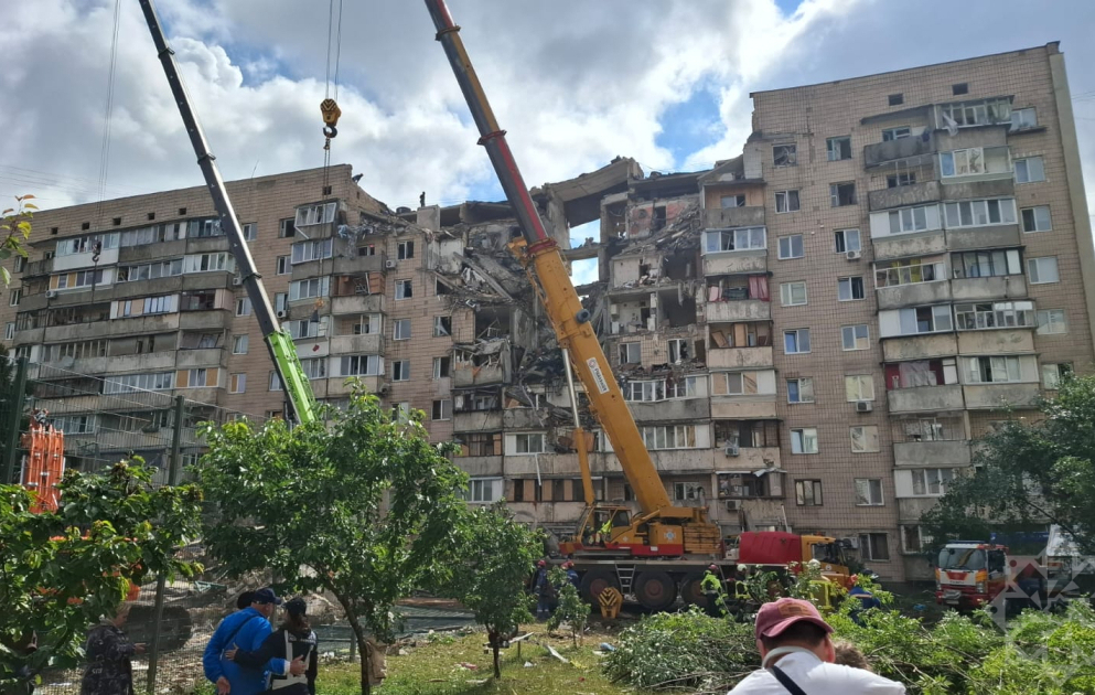 Kiyevə hava hücumu zamanı doqquz mərtəbəli bina çöküb - AZƏRTAC-ın hadisə yerindən reportajı