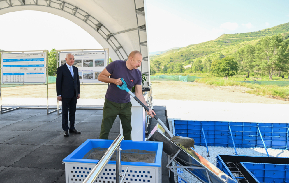 Le président de la République pose la première pierre du barrage de Hekeritchaï à Latchine