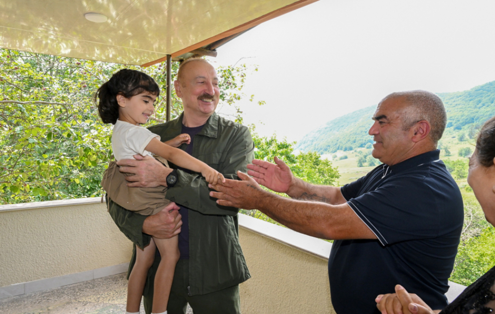 Prezident İlham Əliyev Şuşanın Kiçik Qaladərəsi kəndində görülən işlərlə tanış olub və kəndə qayıdan sakinlərlə görüşüb