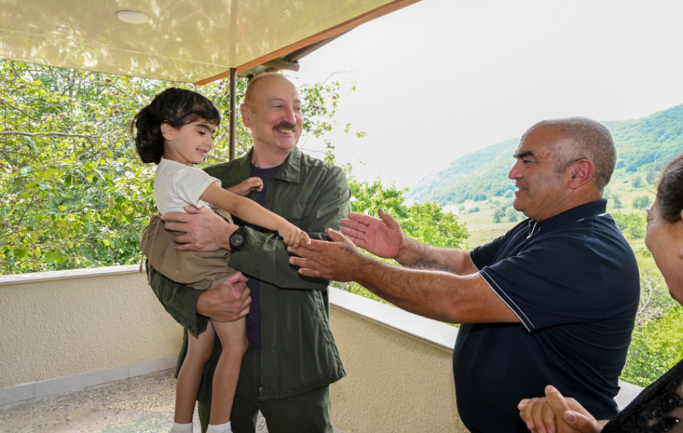 Präsident Ilham Aliyev besichtigt Wiederaufbauarbeiten im Dorf Kichik Galaderesi und trifft Dorfbewohner