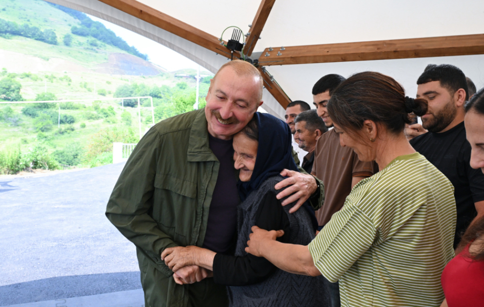 Une vidéo depuis le village de Kitchik Galaderessi du district de Choucha partagée sur le compte de médias sociaux du président azerbaïdjanais