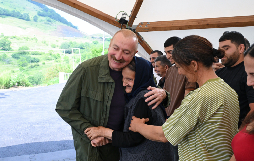 Video aus dem Dorf Kichik Galaderesi in Schuscha auf den Social-Media-Konten von Präsident Ilham Aliyev veröffentlicht