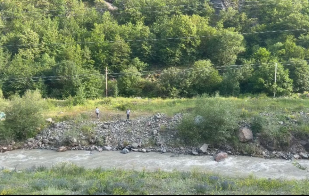 Kəlbəcərdə çaya düşən azyaşlının axtarışları davam edir