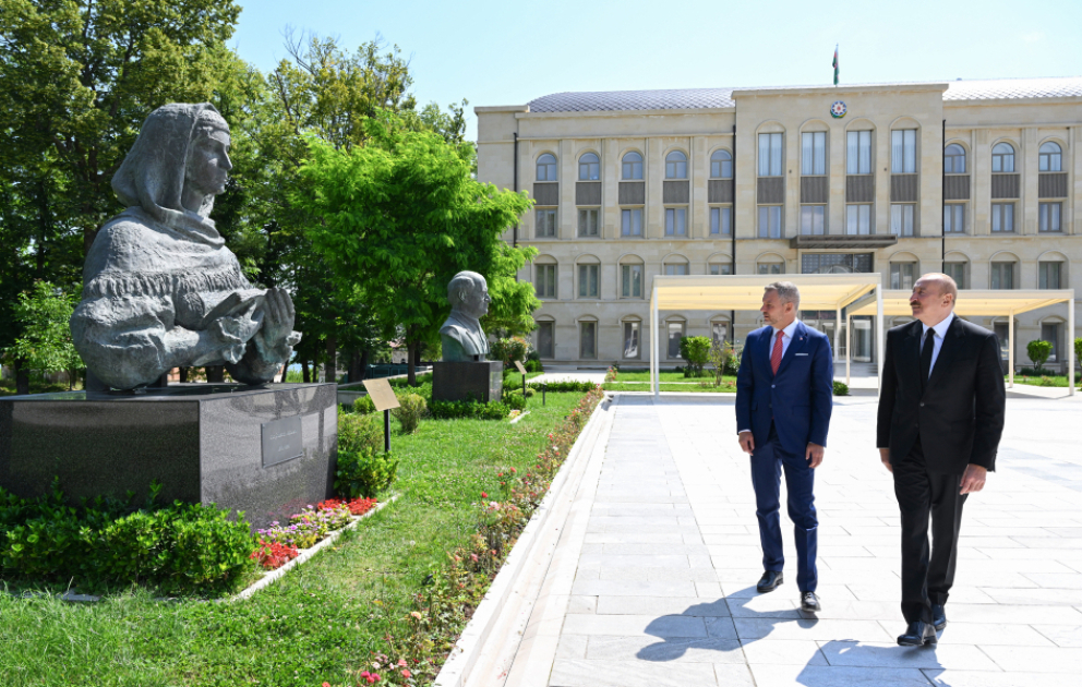 Prezidentlər İlham Əliyev və Peter Pelleqrini Şuşada Azərbaycanın tanınmış şəxsiyyətlərinin işğal dövründə güllələnmiş büstlərinə baxıblar