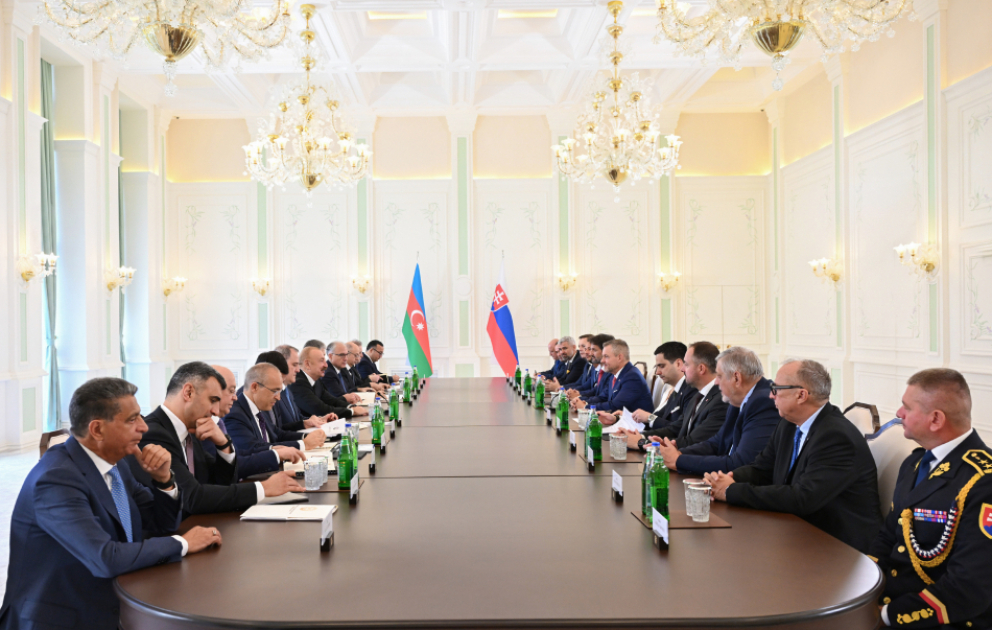 Ilham Aliyev und Peter Pellegrini treffen sich in erweitertem Kreis