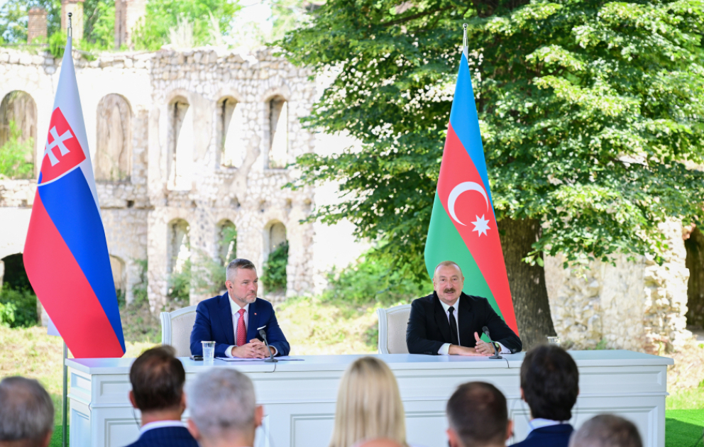 Les présidents Ilham Aliyev et Peter Pellegrini font des déclarations à la presse