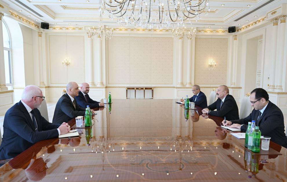 Le président Ilham Aliyev reçoit une délégation de la société John Deere