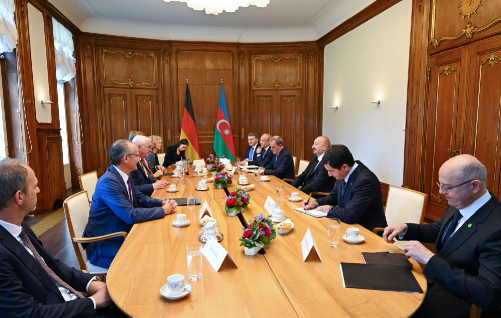 Ilham Aliyev und Frank-Walter Steinmeier treffen sich in erweitertem Kreis