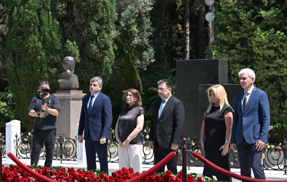 Les collaborateurs de l’AZERTAC visitent la tombe du Leader national