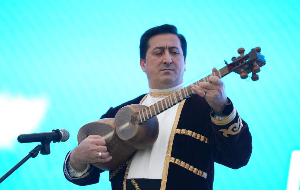 Otuz beşdən çox ölkənin dövlət başçısı qarşısında Azərbaycan tarını səsləndirən Sadiq Namazov