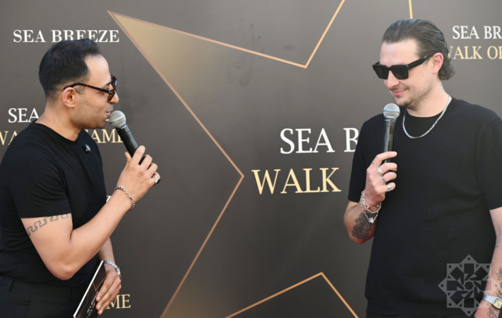 “Sea Breeze Walk of Fame” Şöhrət Xiyabanında britaniyalı müğənni Con Nyumanın adına olan ulduzun açılışı olub