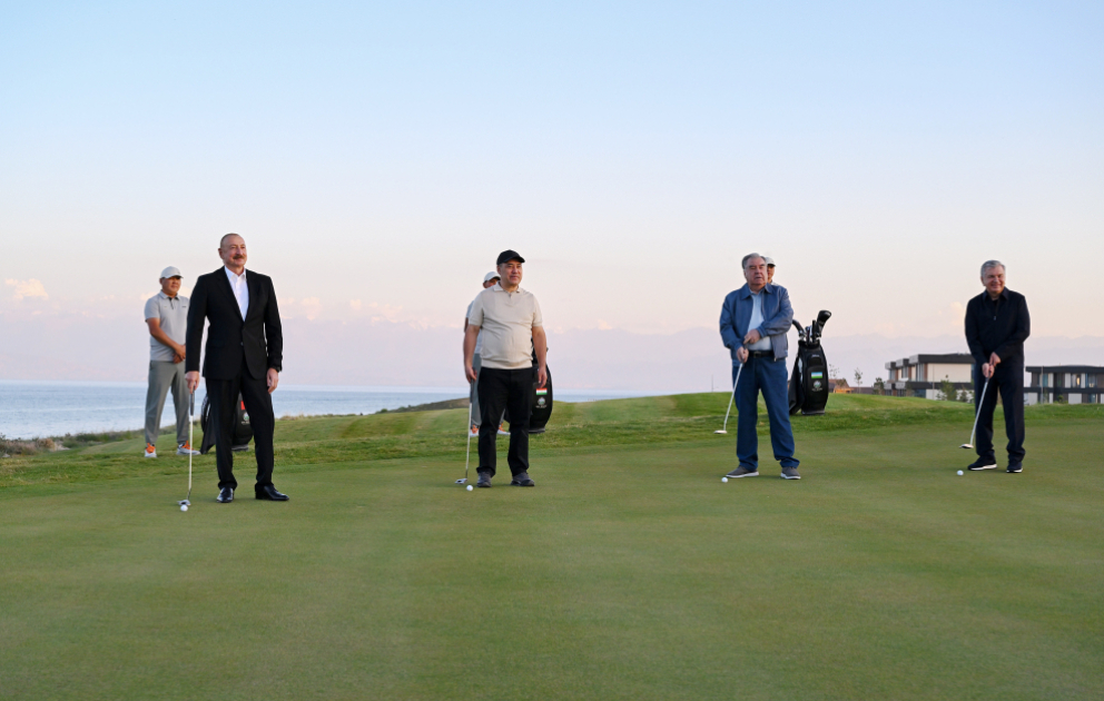 Le président Ilham Aliyev, accompagné des présidents kirghiz, ouzbek et tadjik, assiste à l'inauguration d’un club de golf à Cholpon-Ata