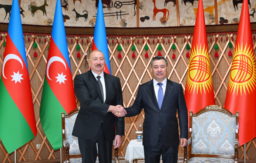 Präsident Aliyev trifft kirgisischen Präsidenten zu Vieraugengespräch