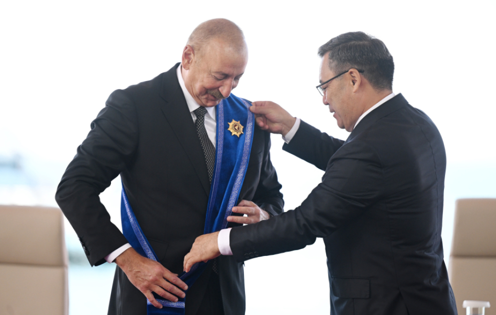 Cérémonie de remise de distinctions aux présidents azerbaïdjanais et kirghiz
