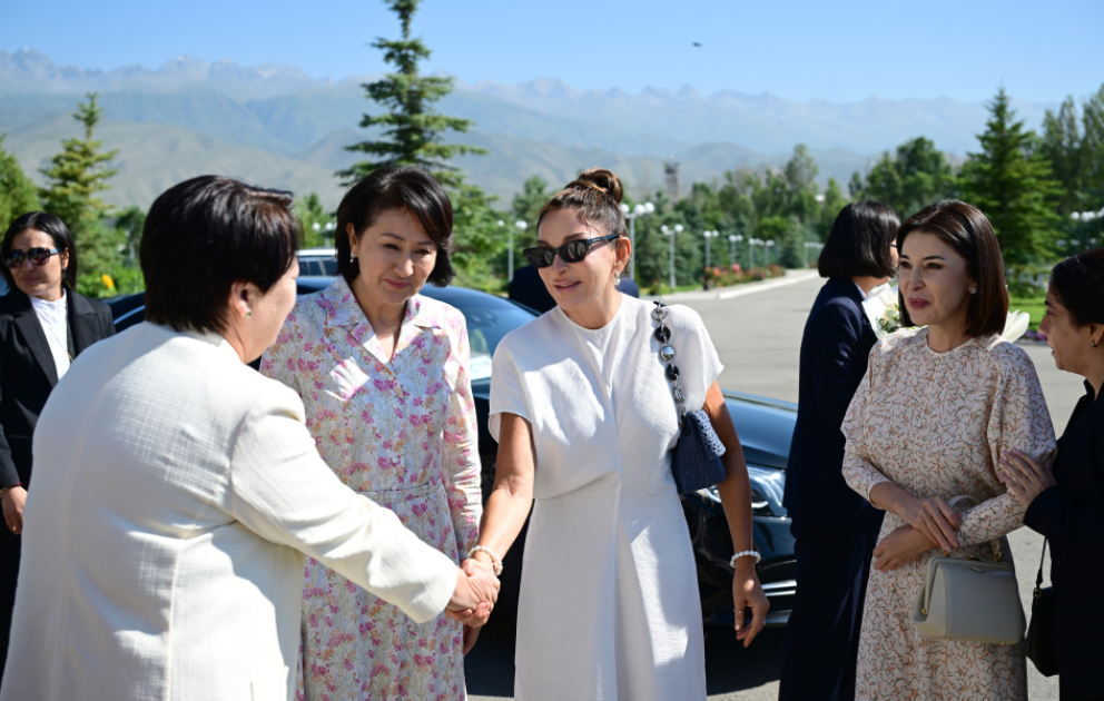 First Lady Mehriban Aliyeva besucht Gesundheits- und Rehabilitationszentrum „Altyn Balalyk“ in Tscholpon-Ata