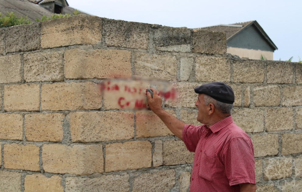Xaçmazın kəndlərində divarlara məzmunu bəlli olmayan yazılar həkk edilib - Polis araşdırma aparır
