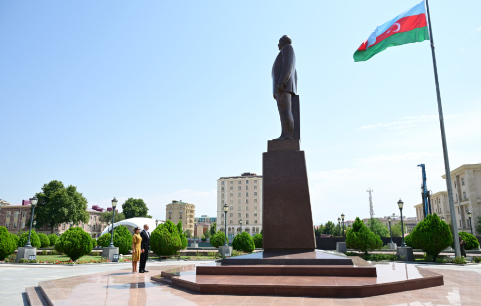 Prezident İlham Əliyev Ümummilli Liderin Naxçıvan şəhərinin mərkəzində ucaldılan abidəsini ziyarət edib