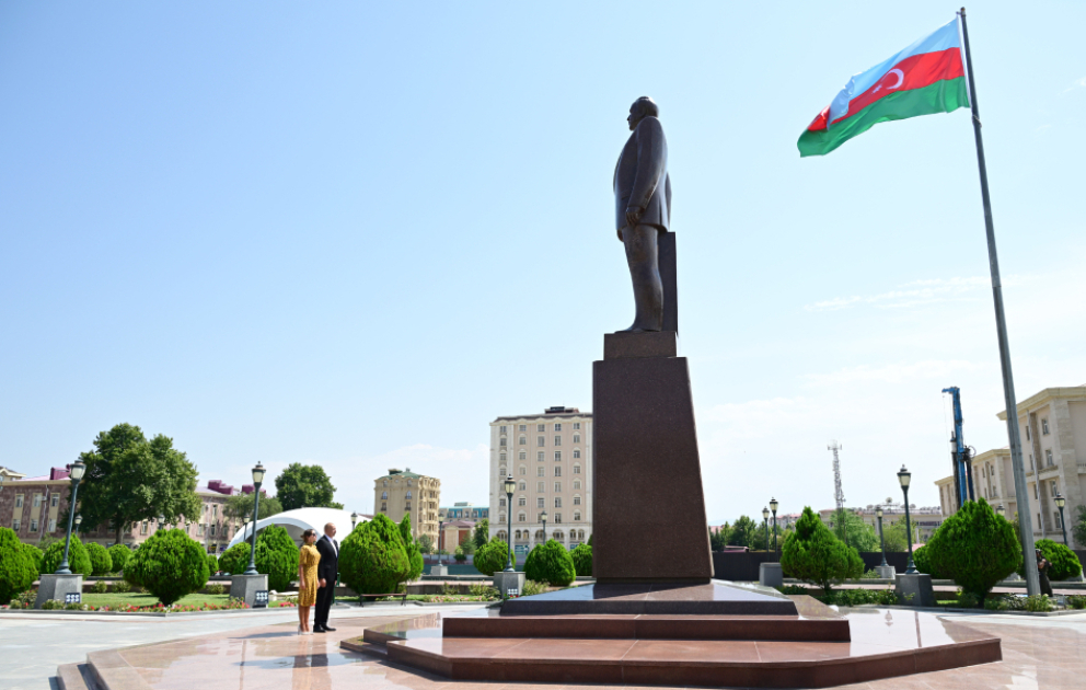 President Ilham Aliyev visited monument to National Leader in center of Nakhchivan city
