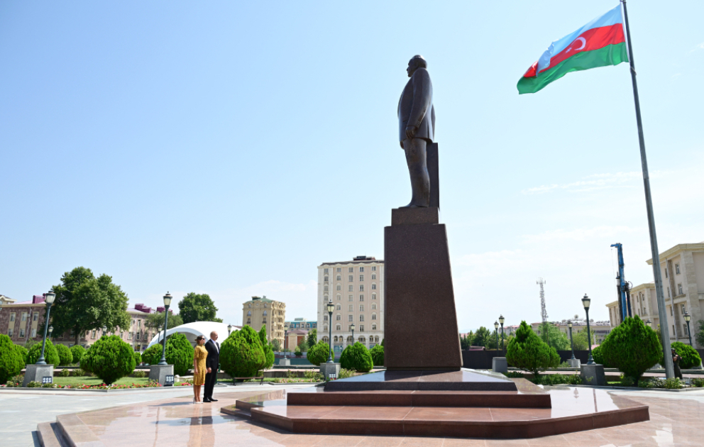 Nakhtchivan : Le président Ilham Aliyev visite le monument du Leader national Heydar Aliyev