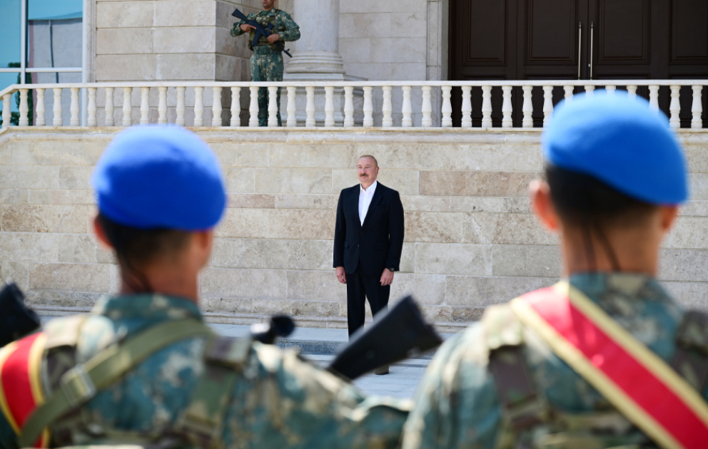 Prezident İlham Əliyev Əlahiddə Ümumqoşun Orduda yeni yaradılan komando hərbi hissələrinə Döyüş bayraqlarının verilməsi mərasimində iştirak edib