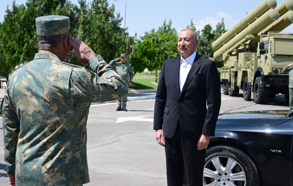 Präsident Ilham Aliyev nimmt an Verleihung von Gefechtsfahnen an neue Kommandoeinheiten teil