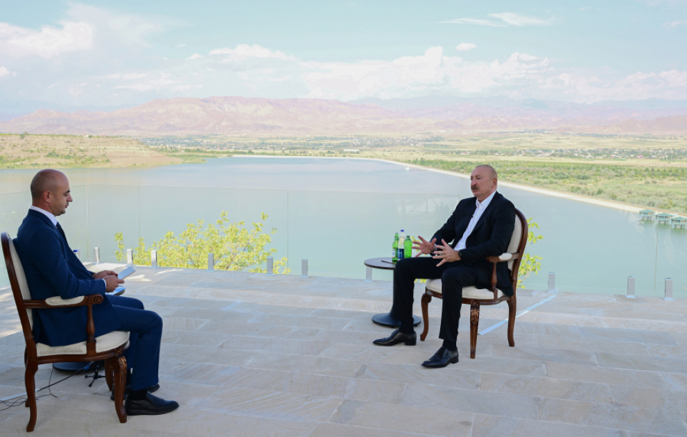 Präsident Ilham Aliyev im Interview mit aserbaidschanischem Fernsehsender