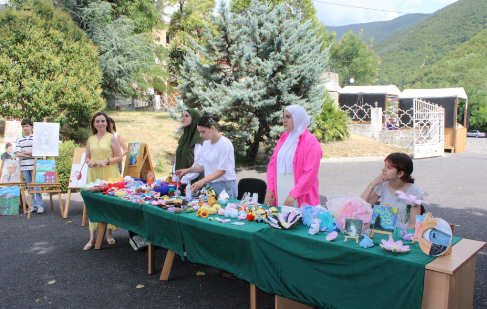 Şəkidə region gənclərinin istedadı və əl işləri nümayiş etdirilib