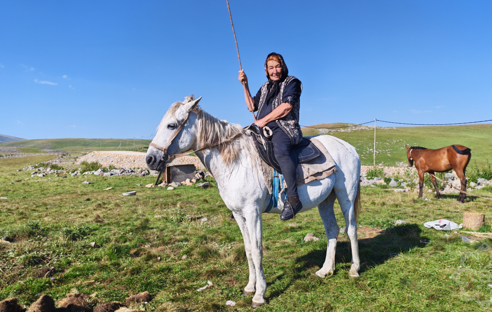 At belində keçən ömür: 72 yaşlı “Dağlar qızı” yenidən Kəlbəcər yaylaqlarında – REPORTAJ